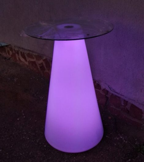Коктейлна маса Lea с променящи се LED цветове - лилаво