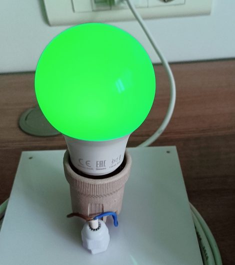 LED крушка OSRAM с RGB осветление – зелена светлина, свързана към контролен панел